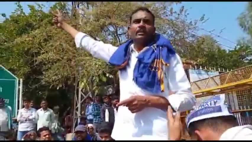 आज भरतपुर जिले में समाज की बारातों को रोककर दूल्हो को घोडी से उतारकर मारपीट करने व घाटमीका के जुनैद और नासिर को जिंदा जलाने के विरोध में हीरादास चौराहे से जिला कलेक्ट्रेट तक जन आक्रोश रैली निकालकर विरोध प्रदर्शन किया गया।
#भीम_आर्मी