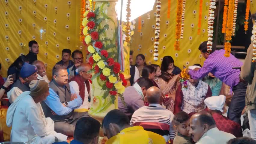 हुसैनाबाद प्रखंड के ग्राम बसडीहा में अरूण कुमार सिंह जी के पुत्र के तिलकोत्सव में शामिल होकर बधाई एवं शुभकामनाएं दिया।
#BLSantosh #yourbabulal #DeepakPrakash #lkbajaibjp #BJPJharkhand