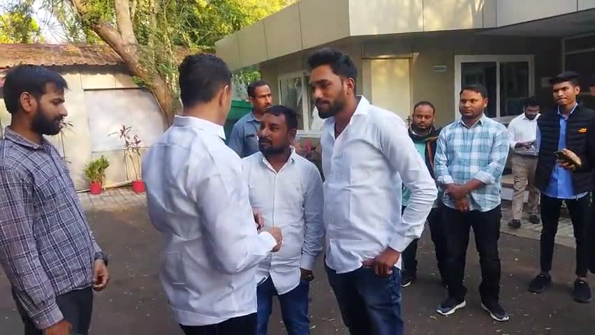 भोपाल के #बंगले में मध्य प्रदेश शासन के पूर्व #खेल_मंत्री आदरणीय बड़े भाई #जितु_पटवारी जी से #चर्चा एवं #मुलाकात की