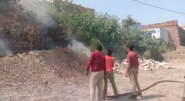 सूरसागर इलाके में झाड़ियों में लगी आग को काबू पाने का प्रयास करते हुए दमकल कर्मी। 
#firenewslive #fire #firefighters