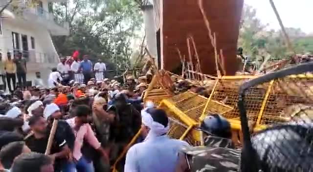 सरपंच और पुलिस आमने सामने।
लाठीचार्ज बर्दाश्त नहीं किया जाएगा।
गठबंधन सरकार वेंटिलेटर पर,मुख्यमंत्री आवास का होगा घेराव।
#SarpanchProtest 
#raviazad