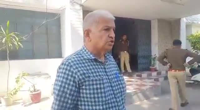 #मेरठ 
इंसाफ की मांग को लेकर SSP ऑफिस पहुंचा रिटायर्ड दरोगा #uttarpradrsh #meerutkhnabarlivenews #uttarpradrsh #news