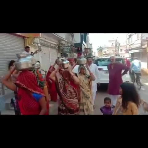 #महापौर जबलपुर श्री जगतबहादुर सिंह #अन्नूभईया का टीकमगढ़ मे #पवनघुवारा के निवास पर पहुंच कर स्व.श्री कपूर चन्द्र घुवारा के चित्र पर पुष्पांजलि अर्पित किये जहां श्रीमती यामनिअन्नू सिंह जी श्रीअनुपम जैन पार्षद श्री मनोज सेठ का परिवारिक स्वागत