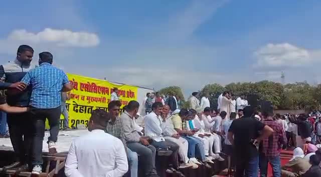 सरपंच एकता जिंदाबाद।
सरपंचों ने दिखाई जबरदस्त एकजुटता,किसान और मजदूर भी झूठे समर्थन में।
अब खट्टर सरकार की खैर नहीं।
#SarpanchProtest #रवि_आजाद
