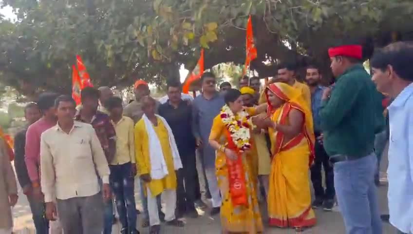 नगर निवाड़ी में बागेश्वर धाम सरकार के 4 मार्च को आयोजित होने वाले दिव्य दरबार के लिए समस्त नगरवासियों को पीले चावल देकर आमंत्रण यात्रा के माध्यम से बड़ी संख्या में उपस्थित होने की अपील की l

#bagheswardhamsarkar #बागेश्वर #जय_किसान #जय_रा