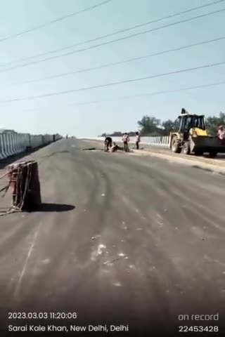 आश्रम फ्लाईओवर का निर्माण कार्य जारी है जिसकी वजह से नोएडा और सराय काले खां की तरफ से आने #noidacity #noida #noidanews