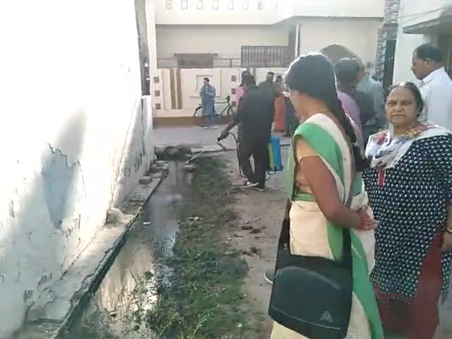 ताड़ीखाना संस्कृत नगरम में अधिकारियों के साथ साफ़ सफाई की स्थिति का स्थलीय निरीक्षण किया

#स्वच्छ_फैजुल्लागंज