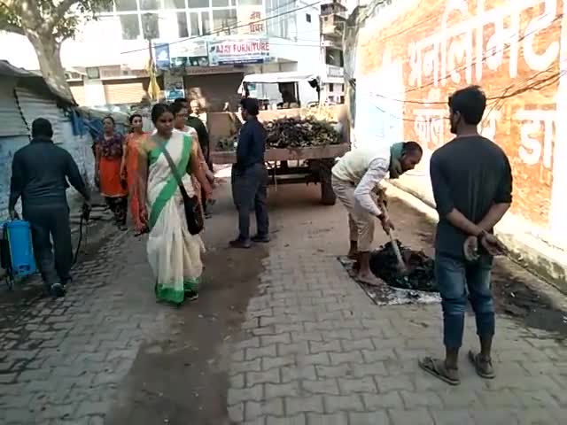 ताड़ीखाना संस्कृत नगरम में अधिकारियों के साथ साफ़ सफाई की स्थिति का स्थलीय निरीक्षण किया
#स्वच्छ_फैजुल्लागंज