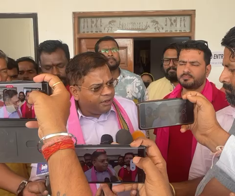 मैं अतिमहत्वपूर्ण नही हूँ, बस्तर-सुकमा का विकास मेरे लिये अतिमहत्वपूर्ण है। चिंतलनार जाने से रोकना मेरे लोकतांत्रिक अधिकारों का हनन है। मैं चिंतलनार जा रहा हूँ ।#ANI