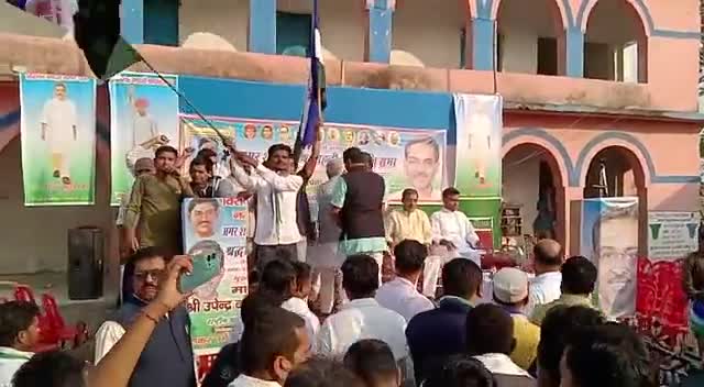 विरासत बचाओ #नमन यात्रा" अब कारवां दिख रहा है मुजफ्फरपुर जिला के मीनापुर में शहीद जुब्बा साहनी जी के गांव धारपुर में जन्म धरती को नमन करते हुए माननीय नेता श्री उपेंद्र कुशवाहा जी ।
#upendarkushRLJD 
#विरासत_बचाओ_नमन_यात्रा