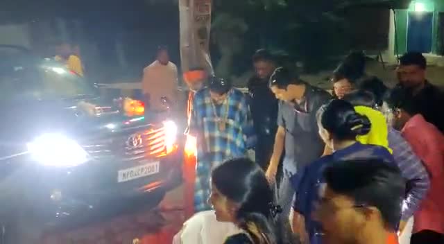 अचानक रात्रि में ही परम पूज्य बागेश्वर धाम सरकार जी का पृथ्वीपुर निवास पर आगमन हो चुका है जहां समस्त परिवार सहित एवं निवाड़ी जिले वासियों की ओर से गुरुवर का स्वागत वंदन किया l
#जय_रामराजा_सरकार #bagheswardhamsarkar #बागेश्वर