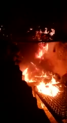 #कौशांबी- गरीब के आशियाना में लगी भीषण आग, घर में सो रहे लोग जान बचा कर भागे #kaushambi #news #firenews #publicapps