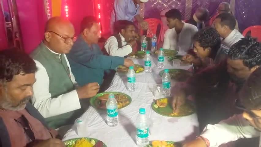 राष्ट्रीय जनसंभावना पार्टी के राष्ट्रीय अध्यक्ष माननीय #उपेंद्र साहनी # सीतामढ़ी जिला के रुनीसैदपुर #ब्लॉक के भवानीपुर ग्राम में अपने पार्टी के पदाधिकारी महंत मुखिया के सुपुत्री के शादी में शामिल होकर भोज खाते हुए।
