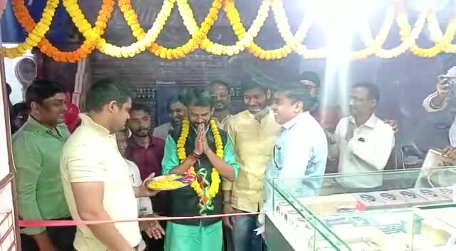 #रामगढ़_विधानसभा क्षेत्र के छावनी परिषद वार्ड 08 में अरमान टाइम & गिफ्ट शोरूम का फीता काट कर विधिवत उद्घाटन किये।
----
धनंजय कुमार पुटूस | Dhananjay Kumar Putush
