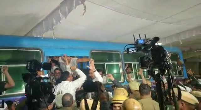 पंचकूला में सरपंचों के आंदोलन को सरकार ने कुचला।
रात में सरपंचों को पुलिस ने किया गिरफ्तार।
हरियाणा में लोकतंत्र की जगह लठतंत्र चल रहा है।
#SarpanchProtest #रवि_आजाद #RaviAzadBku #RaviAzad #kisanektamorcha #kisanektazindabaad #bhartiyakisan
