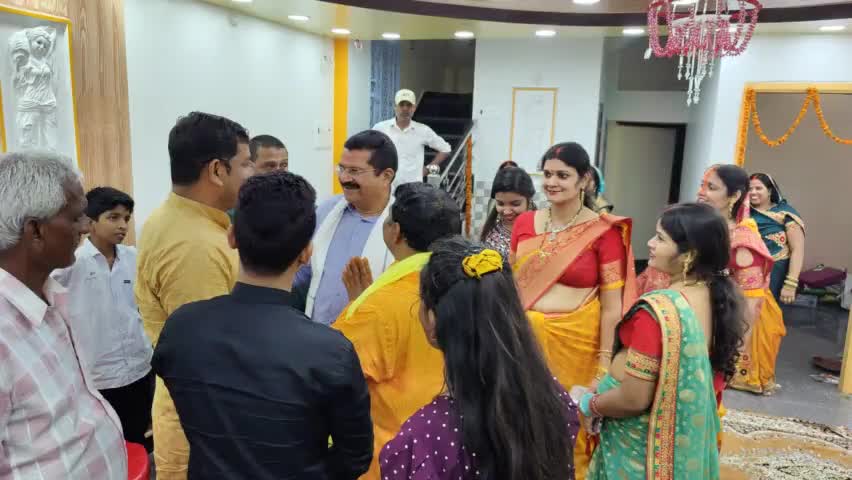 हुसैनाबाद के प्रतिष्ठित व्यवसायिक संतोष सोनी जी के घर गृह प्रवेश में शामिल हुआ। 
नए घर की ढेर सारी शुभकामनाएं, सुख समृद्धि का वास रहे ईश्वर से यही कामना है। सपनो का आशियाना आपको मुबारक हो।
#BLSantosh #lkbajaibjp #yourbabulal #Deepak