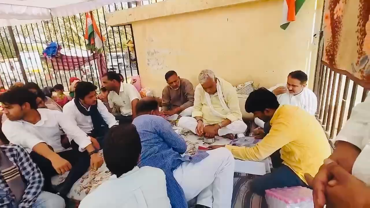 महवा: शहीद स्मारक जयपुर मे राज्य सभा सासंद धरने पर है । #पुलवामा_अटैक @