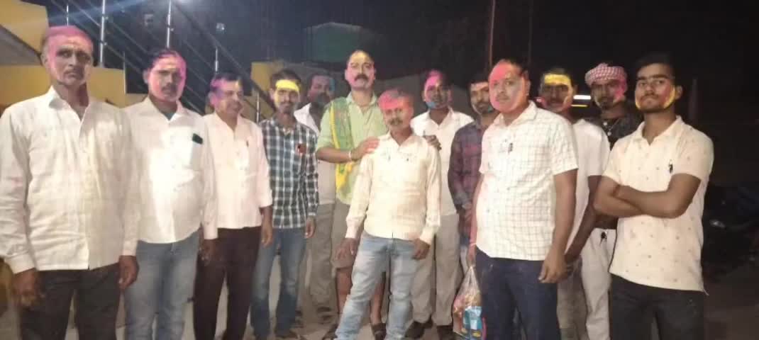 हाजीपुर: हाजीपुर : #सुल्तानपुर पंचायत के उप मुखिया एवं पंचायत समितिने अपने वार्ड सदस्य और कुछ ग्रामीण के साथ होली मिलन समारोह किए
