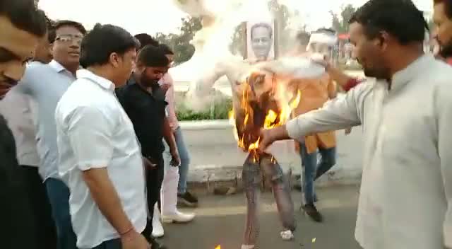 जयपुर में कल राजस्थान पुलिस ने 5 दिन से धरनें पर बैठी #पुलवामा वीरों की #वीरांगनाओं को घसीटा और उनका अपमान किया!
आज युवा साथियों के साथ कोटा शहीद स्मारक पर राजस्थान सरकार का पुतला दहन कर विरोध जताया!