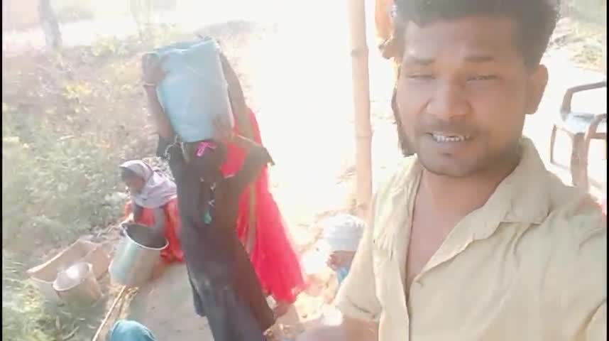 रॉबर्ट्सगंज: पानी के लिऐ | 4 से 5 बजे रात | से ही लगी लाईन #खलियारी से सटे मुशहर बस्ती में हो रही दिक्कत youtube ch  #rockstardkp