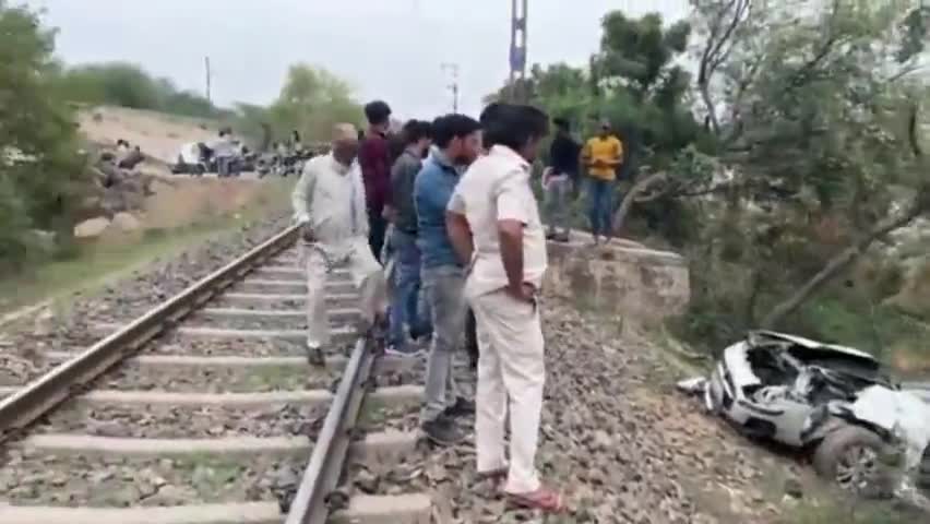 #ग्रेटरनोएडा में मालगाड़ी की चपेट में आई कार, ट्रैक पार करते समय हुआ हादसा 3 की हालत गंभीर #acccident  #accident