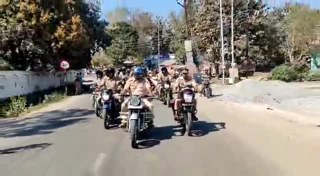 क्षेत्राधिकारी बांसगांव सुश्री प्रशाली गंगवार ने मोटरसाइकिल से किया फ्लैग मार्च....#news #newsbulletin360 #flagmarch