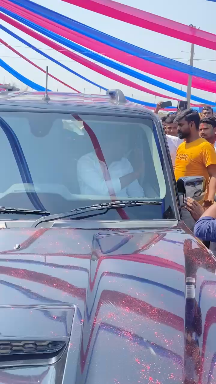मेरे आवास चौवटिया में अहिरान स्टार टुनटुन यादव मेरे युवा होली मिलन समारोह में सिरकत करते हुए।
#RajendraYadav #SharadYadav #Banka #Belhar