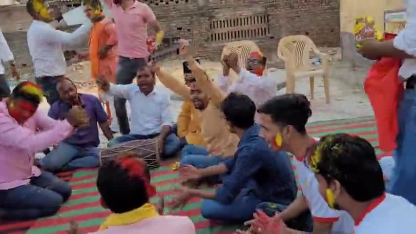 आज राष्ट्रीय स्वयंसेवक संघ हरिपुर के द्वारा होली मिलन समारोह मे नगर के संकृति महाविद्यालय मे संपन्न हुआ। कार्यक्रम मे सभी स्वयंसेवक एक दूसरे के गुलाल लगा कर होली की बधाई दिए। #RSSorg