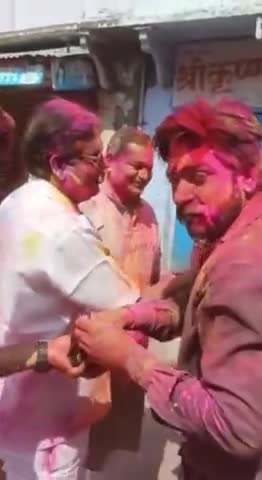 आपको और आपके पूरे परिवार को होली के पावन पर्व की हार्दिक बधाई एवं शुभकामनाएं #holihai #happyholi