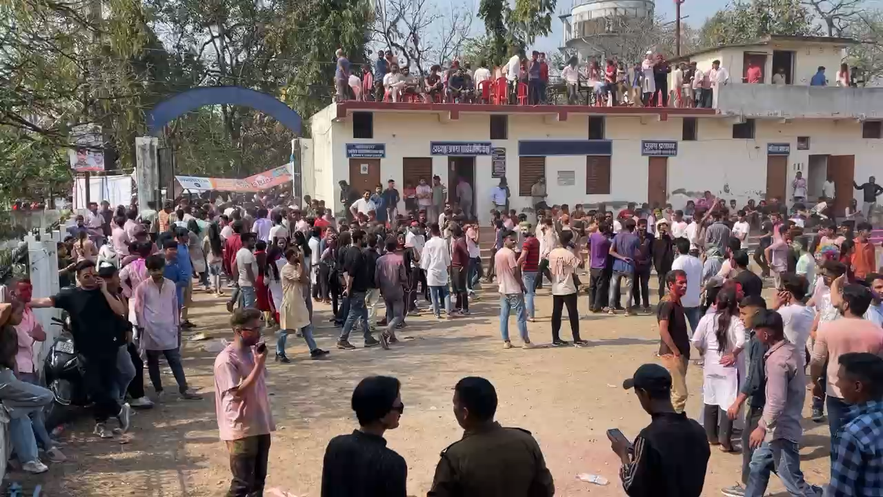हल्द्वानी #छात्र_संघ द्वारा आयोजित होली मिलन समारोह “रंगोत्सव” में पहुँचकर सभी को होली की हार्दिक बधाई एवं शुभकामनाएँ दी।

भव्य एवं सफल आयोजन के लिए सभी का आभार एवं धन्यवाद।