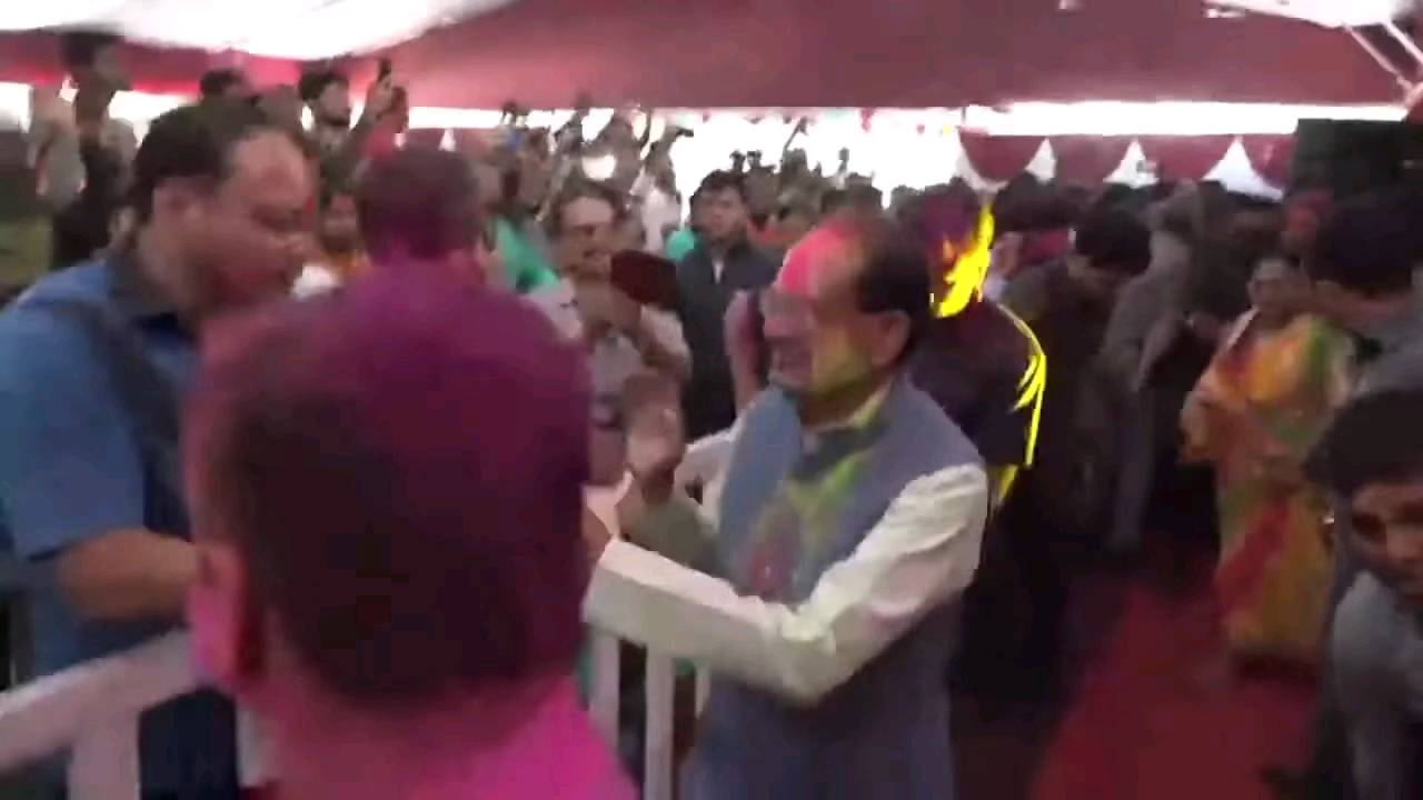 कान्हा उड़ायें गुलाल, जीवन हो सराबोर। भर-भर मारो पिचकारी, आनंद से हो विभोर।। #होली_2023