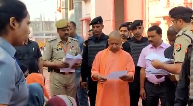 गोरखपुर : गोरक्षनाथ मन्दिर में जनता की समस्याएं सुनते मुख्यमंत्री योगी आदित्यनाथ...#cmyogi #newsbulletin360