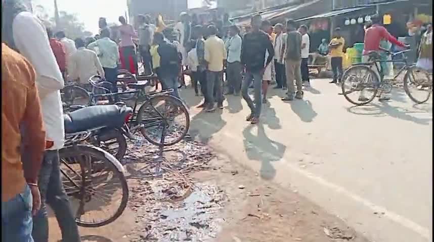रॉबर्ट्सगंज: लोगों ने किया चक्का जाम कपड़े की दुकान में लगी आग #DM की बुलाने की मांग #खलियारी #नगवा #सोनभद्र