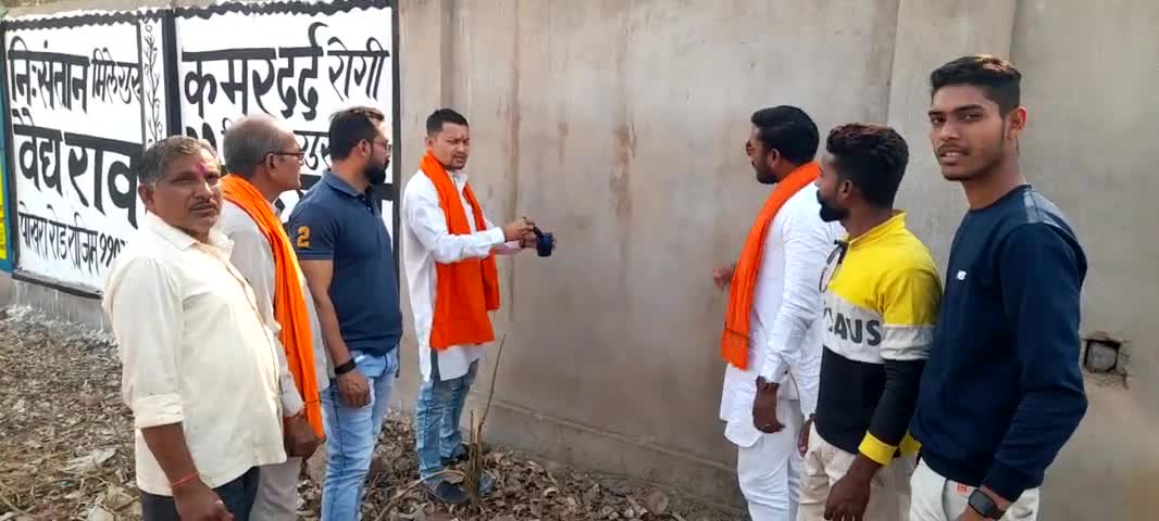 15 मार्च को #मोर_आवास_मोर_अधिकार अभियान के तहत आयोजित विधानसभा घेराव को लेकर आज *फिंगेश्वर मंडल* में दीवार लेखन कर क्षेत्रवासियों से रायपुर चलने का आह्वान किया।