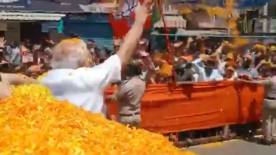 PM holds a roadshow in Mandya. The affection people have for him is unmissable
#MuslimsWithModi
#bjpminoritymorcha
#bjp