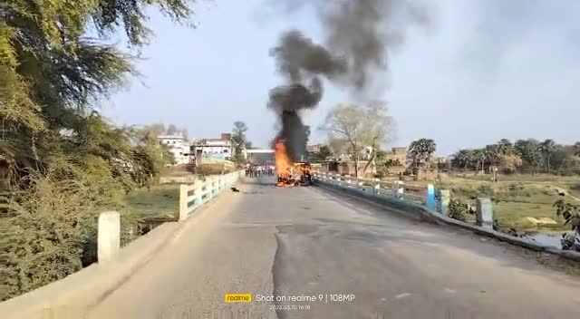 #NH110 पर #किंजर में #पुनपुन नदी के पुल पर #cng टेंपो में लगी #आग,जलकर हो गई खाक﻿
#arwal #kinjer #jehanabad #biharnews