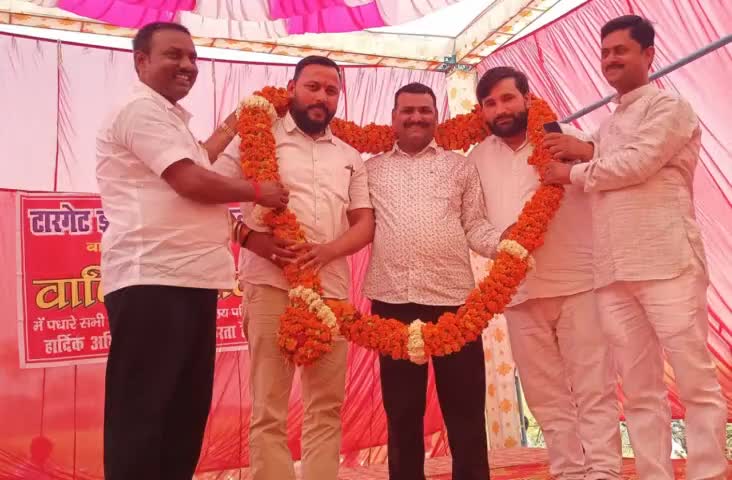 अभी देखे कहा है जलवे तुमने हमारी उड़ान के।
ओ और होंगे जो डर गए देख कद आसमान के।।
टारगेट इंटर नेशनल स्कूल के वार्षिकोत्सव कार्यक्रम शामिल होकर छात्र छात्राओं का हौसलाफजाई करते हुए।।
#अवधकेशरी_सेना