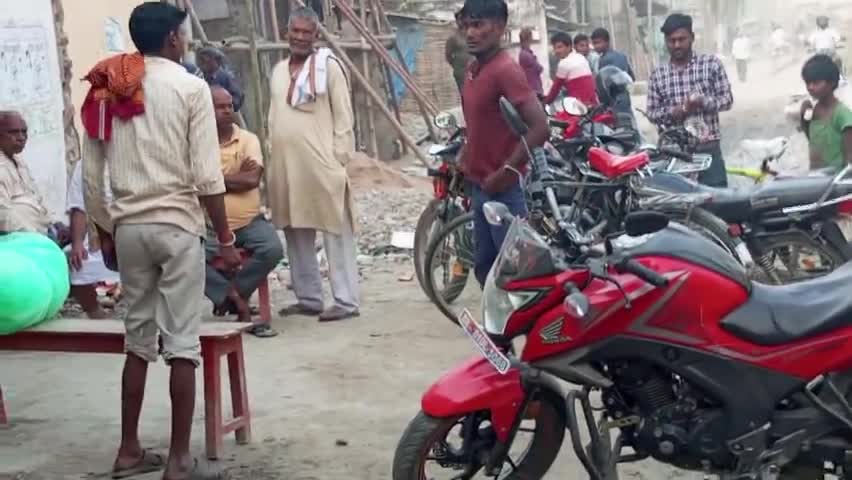 #सुपौल जिला exige ऑफिस के सामने दारू पी कर आपस मे मार पीट कर रहा है...