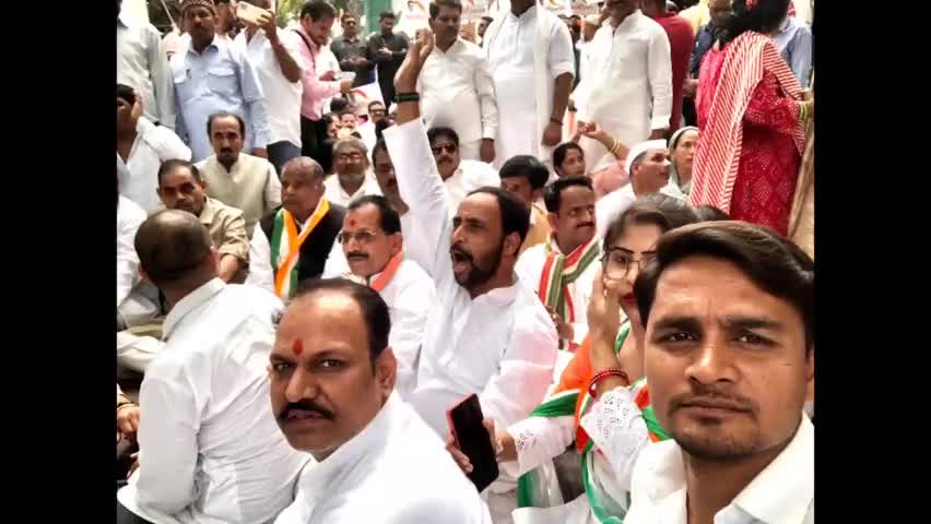 #13/03/2023 को लखनऊ राजभवन घेराव के दौरान हजारों साथियो ने कांग्रेस कार्यालय से जनता की बुनियादी समस्या और नरेंद्र मोदी.