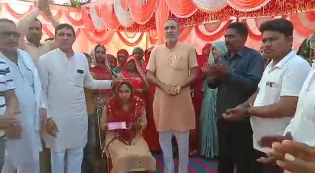पूर्व जिला प्रमुख #भाई_राजबीर_फरटिया  की #कन्या_शगुन मुहीम के तहत #टीम_राजबीर_फरटिया ने ढिगावा मंडी में बिन माॅं की बेटी की शादी में #इक्यावन_हजार_रुपए (51000) कन्या शगुन भेंट कर बिटिया को सुखमय वैवाहिक जीवन का शुभाशीष प्रदान किया।