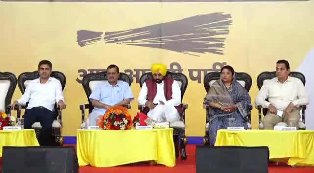 आम आदमी पार्टी के मुखिया,  दिल्ली के CM माननीय #arvind केजरीवाल जी भोपाल में कार्यकर्ता सम्मेलन को संबोधित करते हुए।
#AKinBhopal