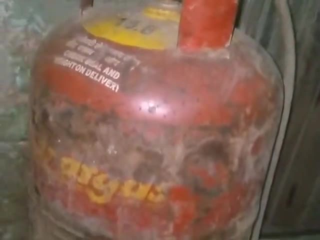 #gascylinder  की ₹1200 से भी ज्यादा कीमत हो गई है , #ग्रामीण महिलाएं फिर से #लकड़ी पर खाना बनाने को मजबूर है #modiji