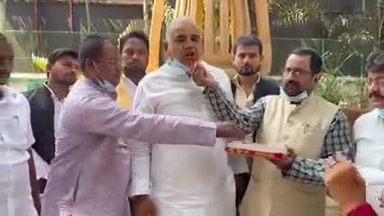 लालू प्रसाद यादव, राबड़ी देवी, मीसा भारती  को जमानत मिलने के बाद  नेता और कार्यकर्ता ने मिठाई बांटी।#news18 #rjd4bihar
