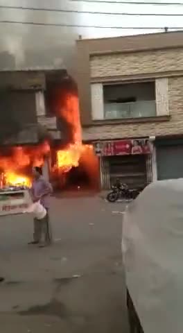 लक्सर मेडिकल स्टोर में लगी भीषण आग।
#laksar #ukpolice