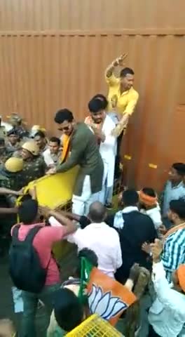 प्रधानमंत्री आवास से वंचित गरीबों के अधिकार के लिए Bjp Chhattisgarh (भाजपा) के द्वारा आयोजित कल विधानसभा घेराव में शामिल होकर आवास के अधिकार एवं कांग्रेस सरकार के खिलाफ आवाज बुलंद की।
#Mor_Awas_Mor_Adhikar
#मोर_आवास_मोर_अधिकार
