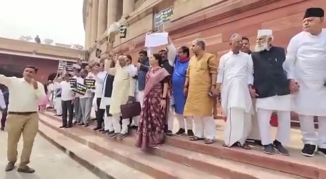 #अदानी #महाघोटाले पर संसद में बहस की मांग को लेकर विपक्षी सांसदों का संसद भवन के बाहर जोरदार प्रदर्शन l