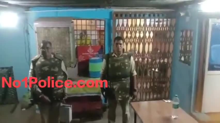 इंदौर के महू में गैंगरेप के बाद आदिवासी युवती की हत्या का आरोप 12 पुलिसकर्मी घायल,धारा 144 लागू
#indorenews #indore #mau