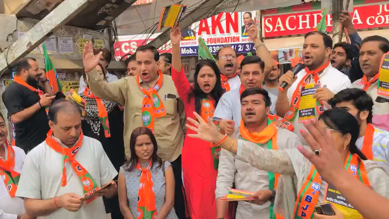 शराब घोटाले के सरगना दिल्ली के भ्रष्ट मुख्यमंत्री अरविंद केजरीवाल के इस्तीफे की मांग को लेकर जन संपर्क अभियान लक्ष्मी नगर मेट्रो स्टेशन पर चलाया गया ! #kejriwalfailsdelhi