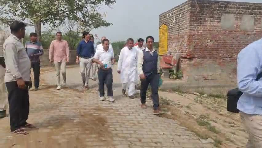 गांव सिरसा खेड़ी में गंदे पानी के लिए नरेगा योजना के तहत खुदाई का मुआयना करने पहुंचे अधिकारी।#julana #sirsa_kheri