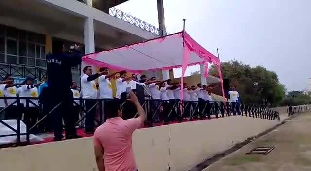 सिरसा: मैराथन में उपायुक्त पार्थ गुप्ता ने खिलाडिय़ों, अधिकारियों, कर्मचारियों व
 उपस्थित जनों को #नशा_मुक्ति की शपथ भी दिलवाई